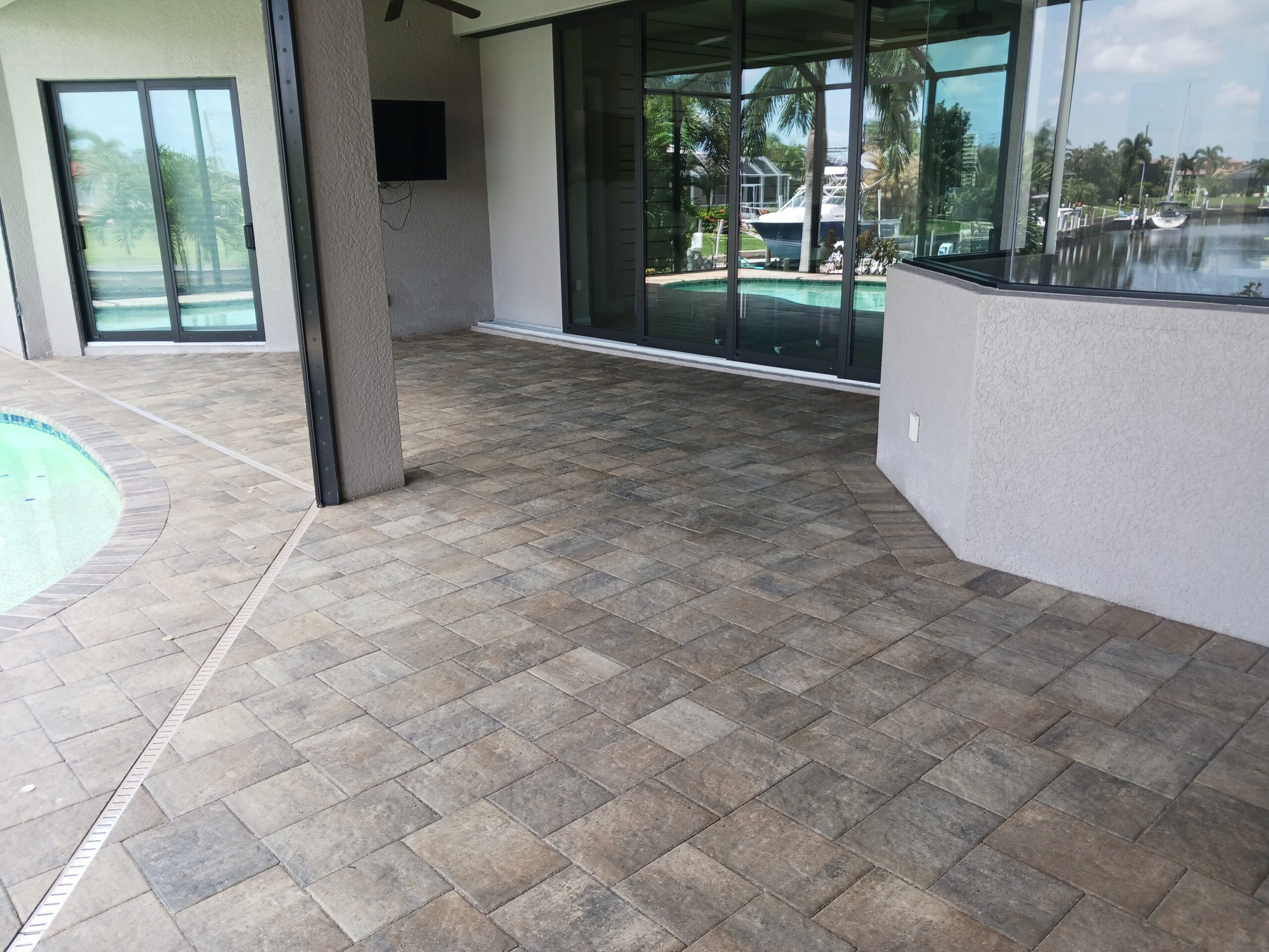 Pool deck surface cleaning Punta Gorda FL by 941 Softwashing